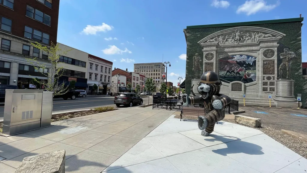 Photo of Downtown Massillon and the Obie statue